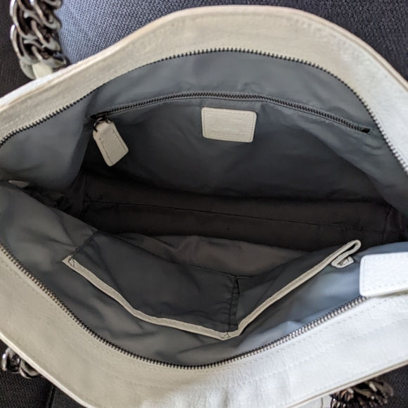 Authentic Burberry nylon beat check shoulder bag with leather trimmings. - Picture 6 of 7